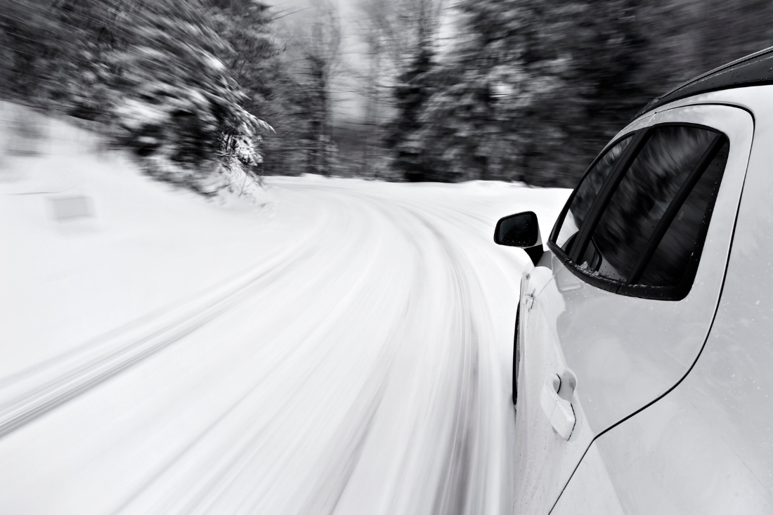 voiture qui roule sur la neige